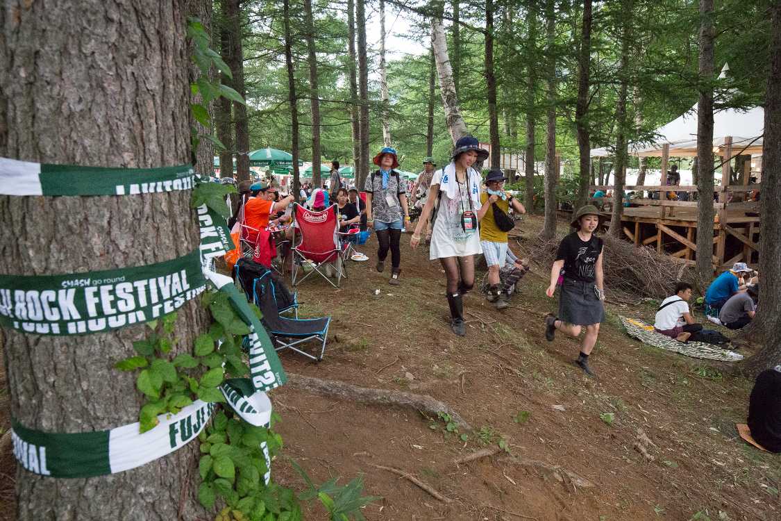 レッドマーキーとワールドレストランの間。