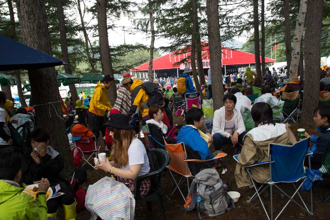 自前のいすで埋め尽くされる木陰。