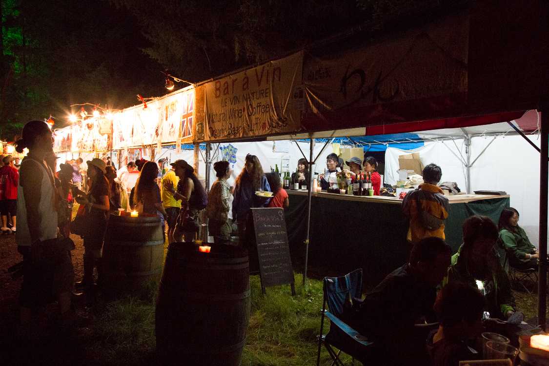 夜のワールドレストラン。