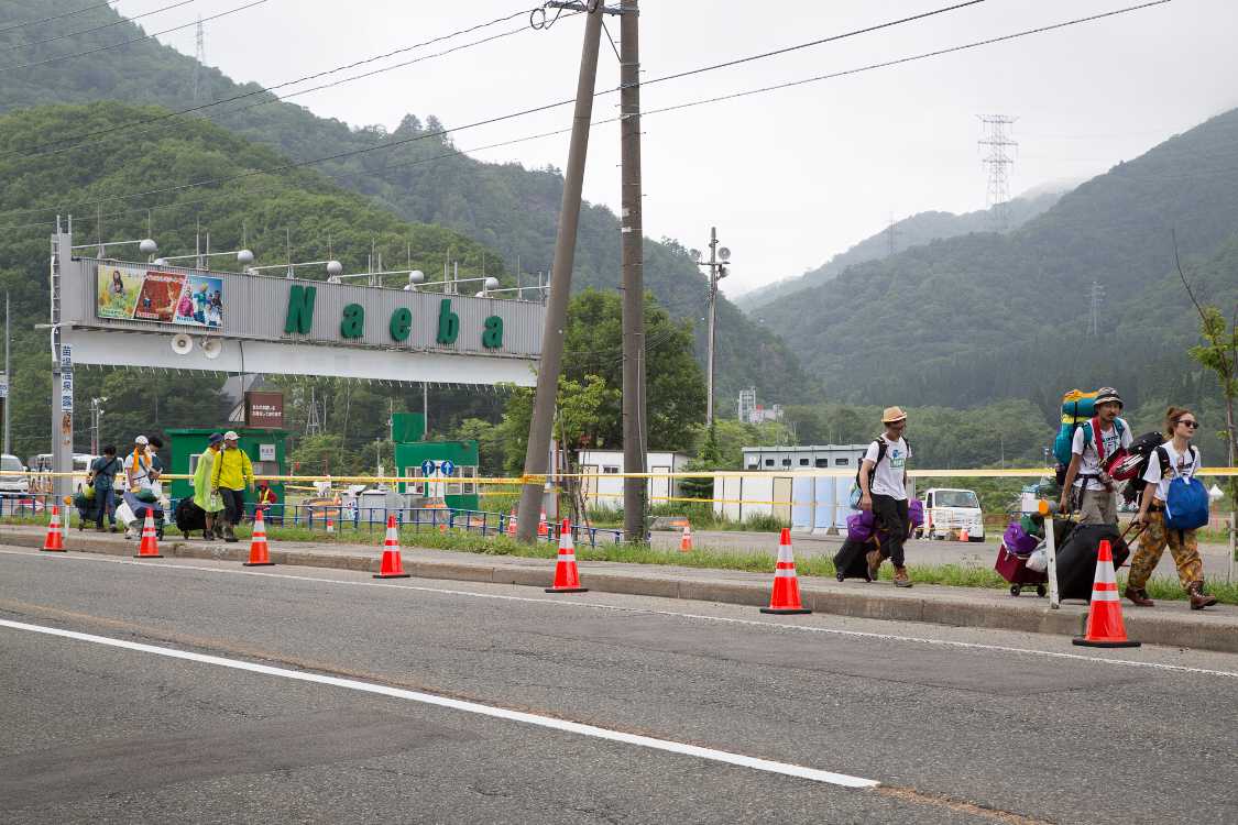 会場に向かう人。