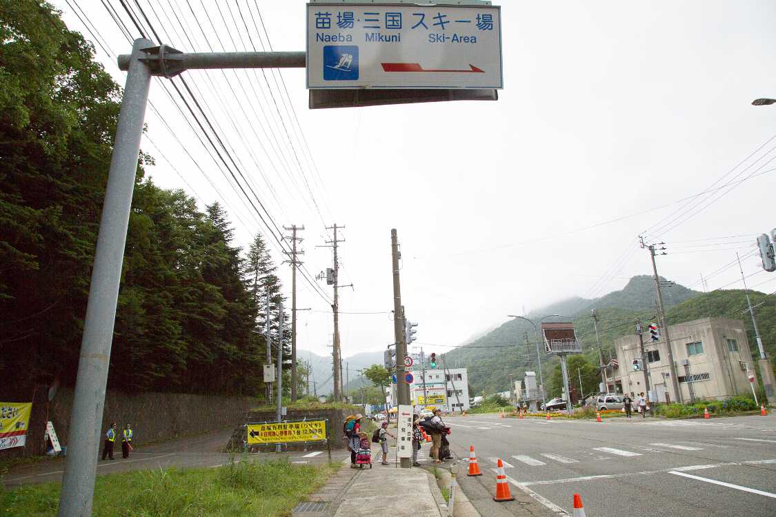 路線バスのバス停近くの標識。