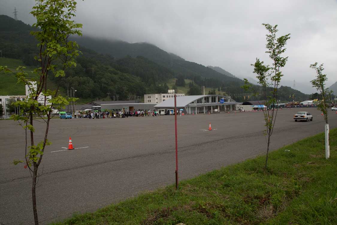 場外のコンビニエンスストア。