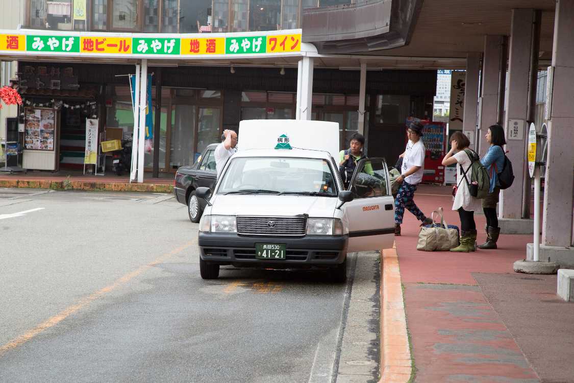 タクシーで行く人。バスより高速で着く。