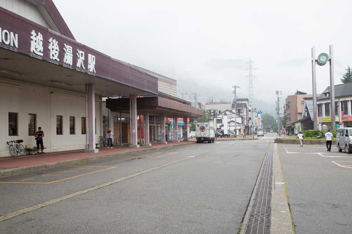 越後湯沢駅前。