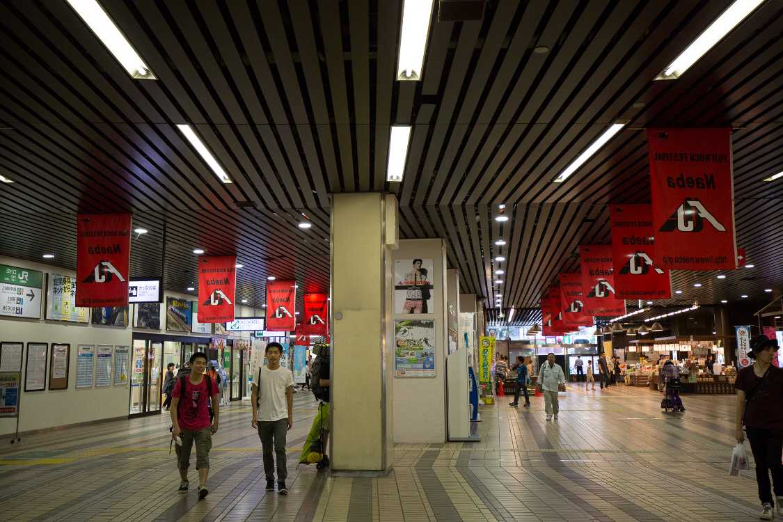 振り返って駅改札方向を撮影。