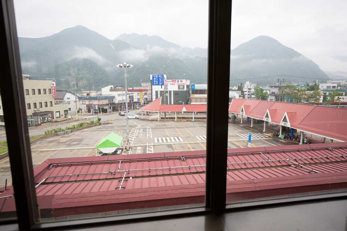 駅2階から見えるシャトルバス乗り場。