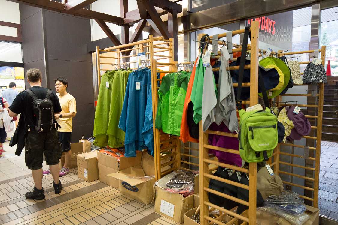 雨具を忘れたことを発見するのは、だいたい会場に着いて実際に必要になったときです。駅で忘れ物に気づくことは少ない。