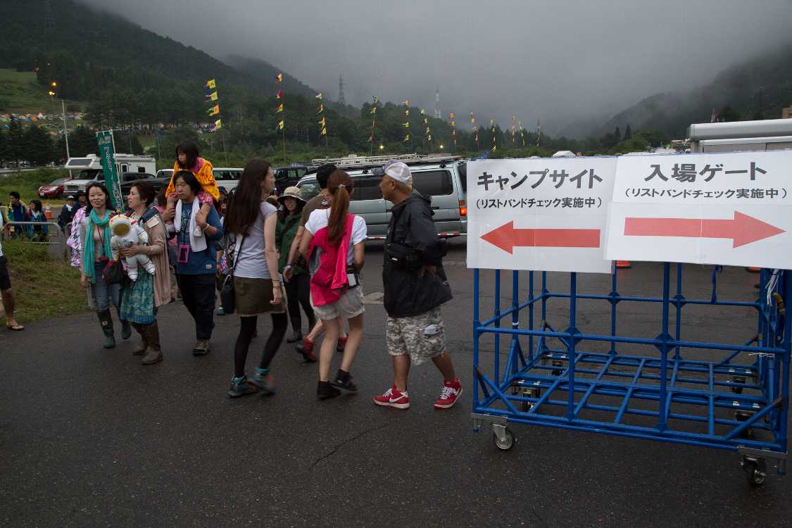 真ん中の男はダフ屋。