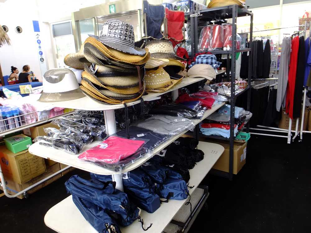 帽子、いす、Tシャツなど。