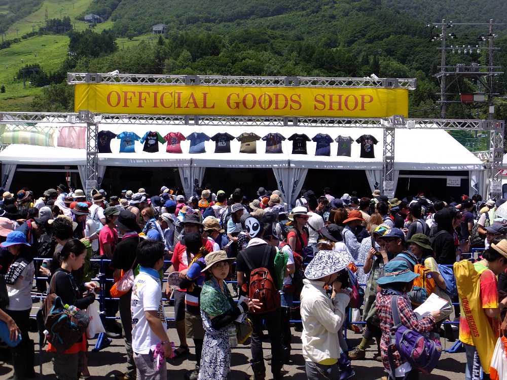 フジロックフェスティバルのグッズ売り場。