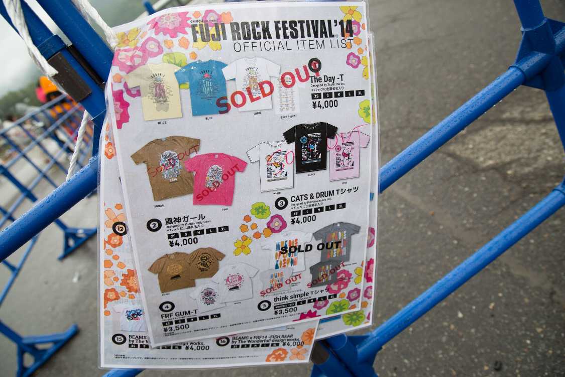 売り切れ用の透明シールを事前に用意したようです。