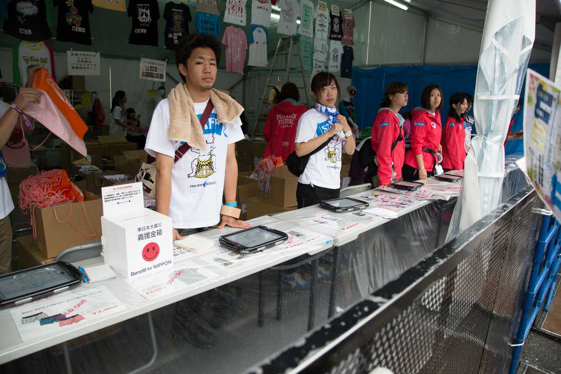 柵とテーブルはかなり離れており、手を伸ばさないと受け取りできない。雨濡れ防止、防犯、落下処理等、いろいろな対策で離したとみられる。
