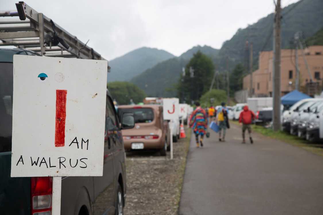 「アイ・アム・ア・ウォーラス」はビートルズの曲名。