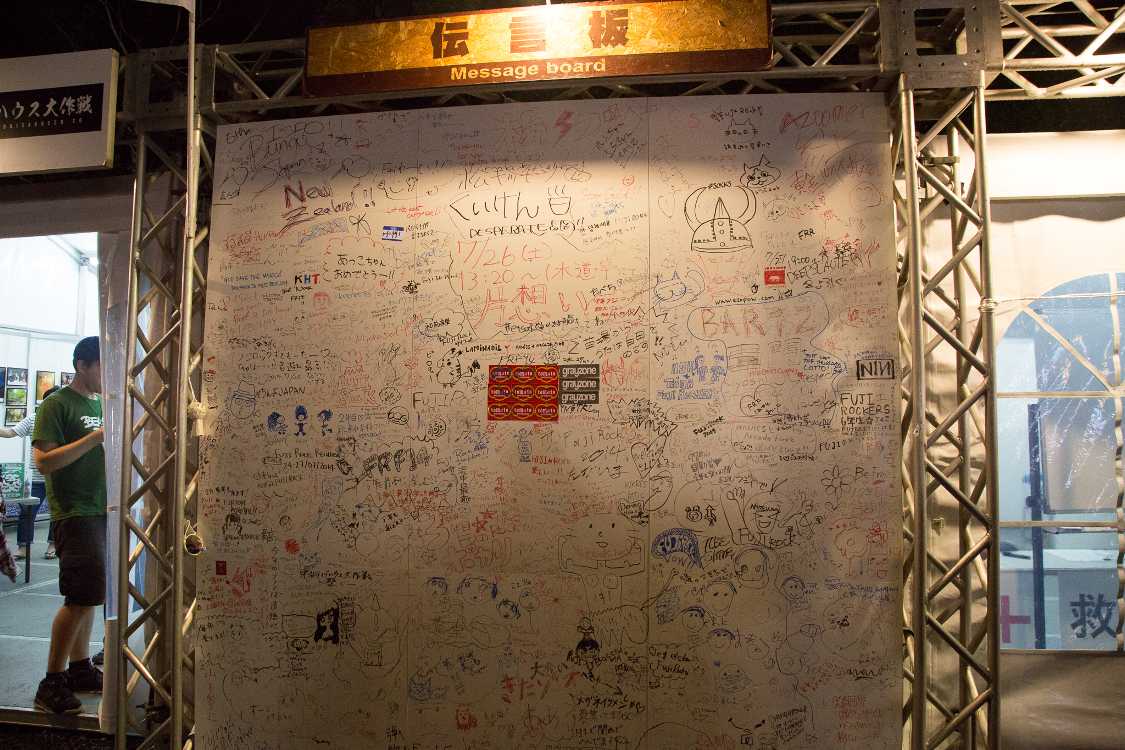 前夜祭ですでに埋め尽くされている伝言板。