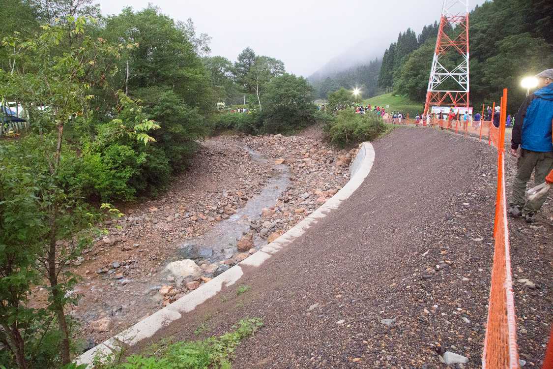 護岸工事している浅貝川。