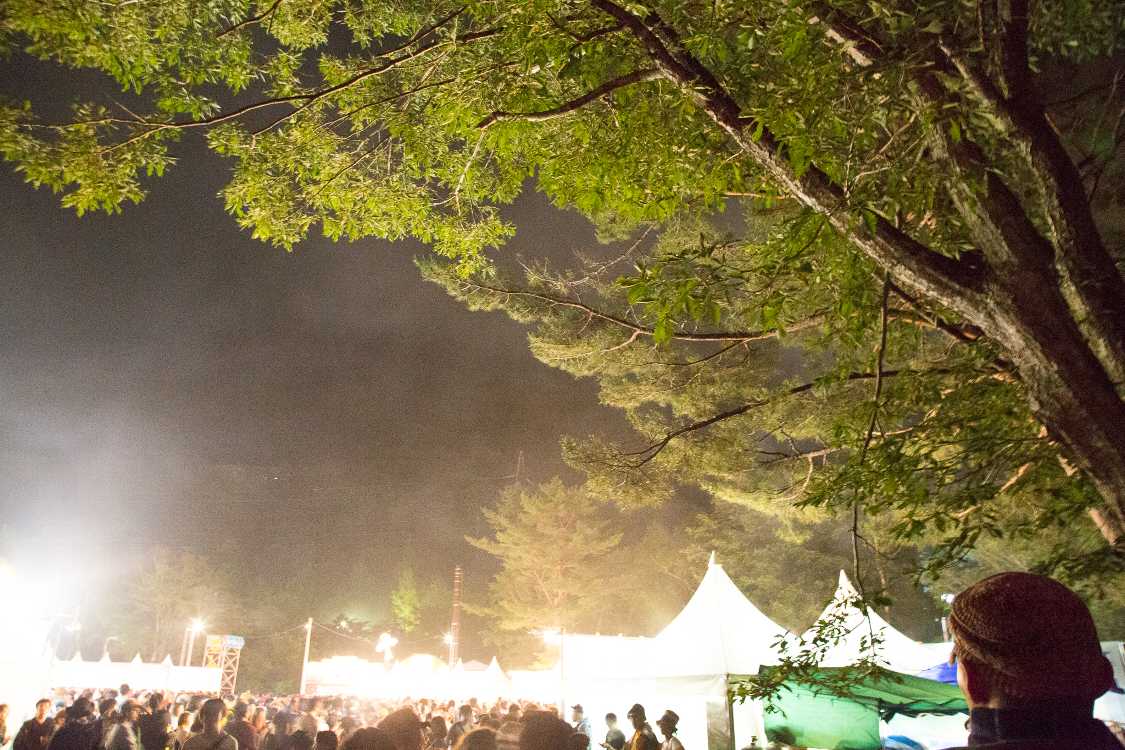 レッドマーキーの横から。