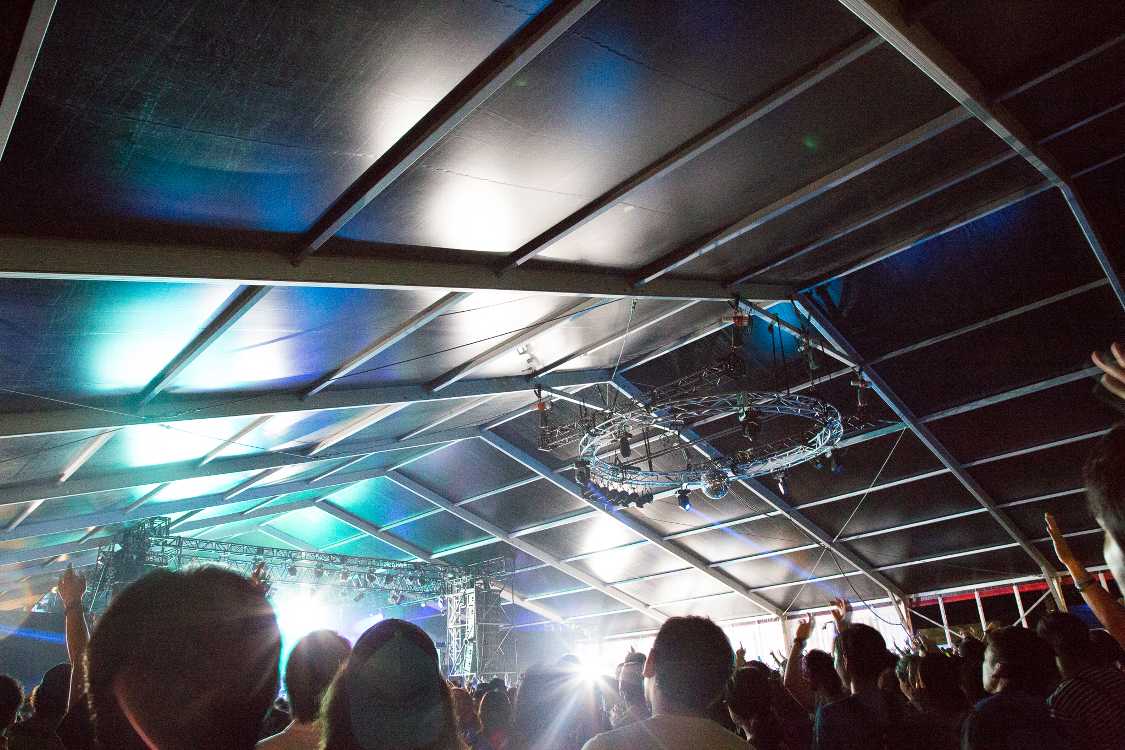 レッドマーキーでのライブ。