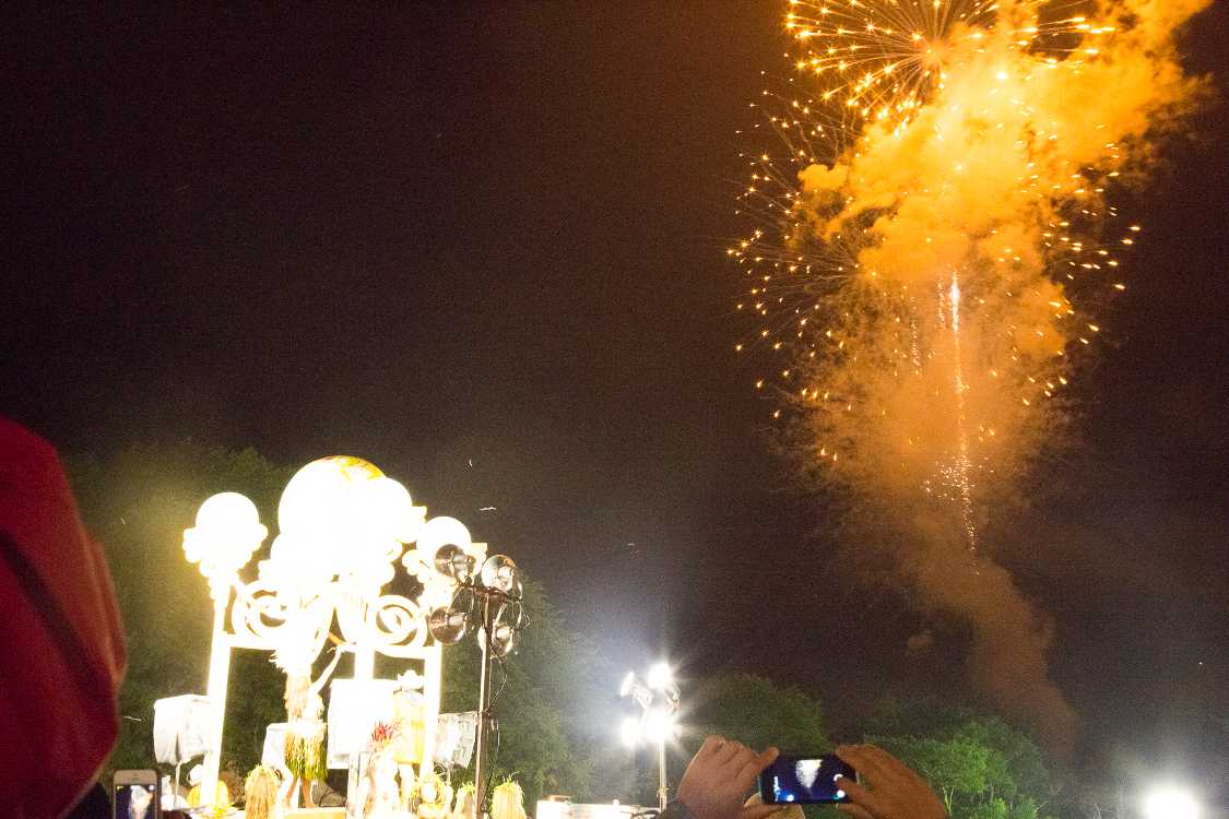 風が止まっているので煙が滞留している。