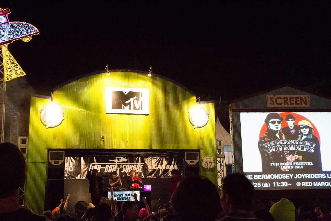 金曜の最初のレッドマーキー出演者がDJをしているらしい。