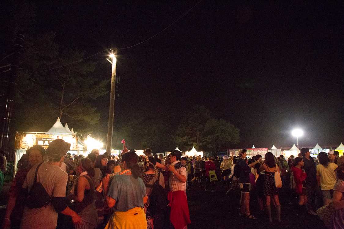 岩盤スクエア前。午後10時30分ごろ。