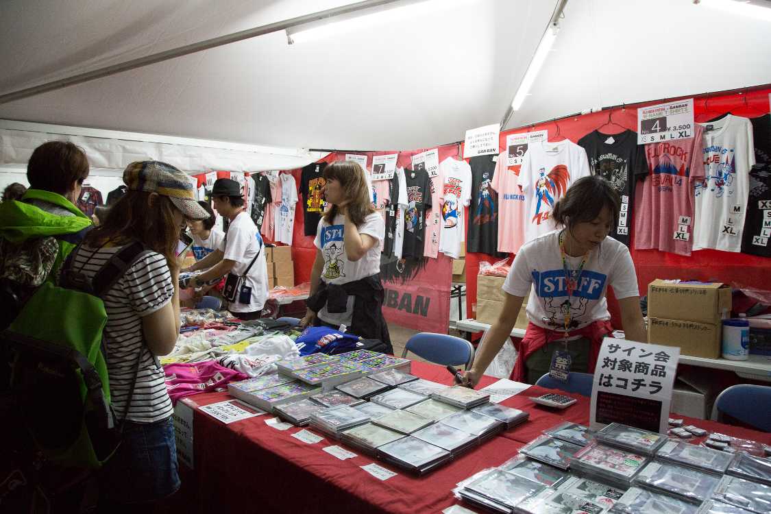 CDを買えばサイン会に参加可能。