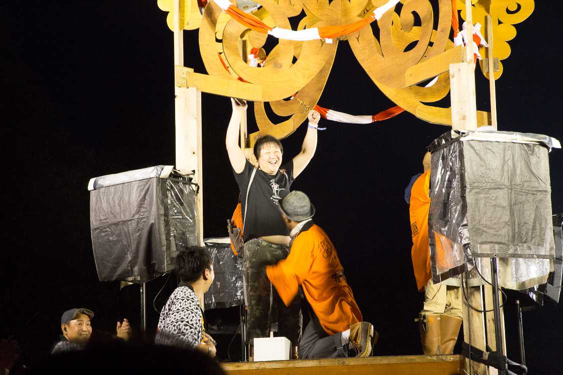 当選者の万歳。