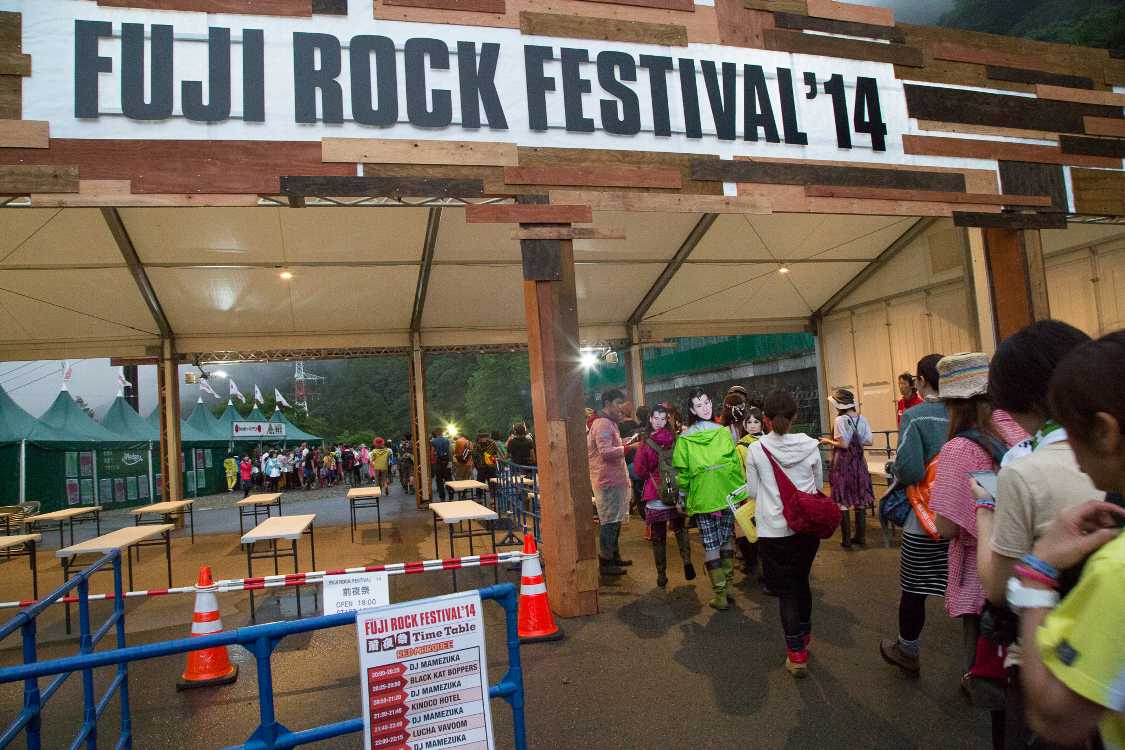 リストバンドチェックはないのでスムーズに通過していきます。