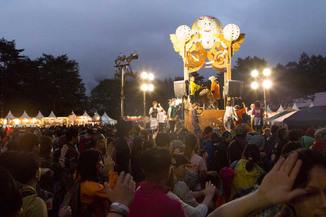 櫓で太鼓を叩くのは地元の金六イレブンの人。