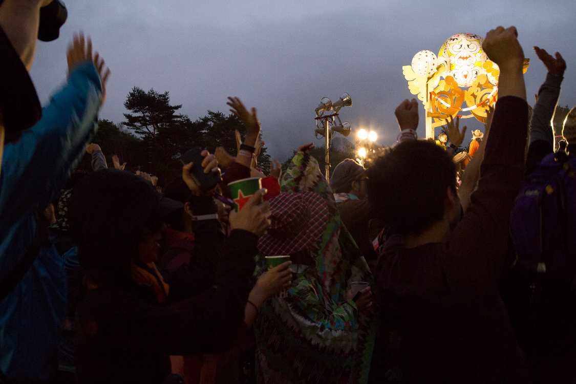 万歳で跳び上がるところ。