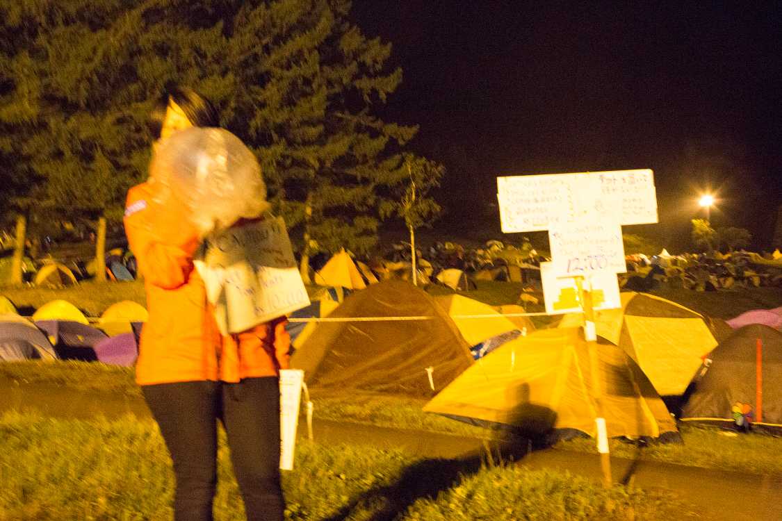 月曜の午前1時40分ごろ。10時までに撤収するよう呼びかける。