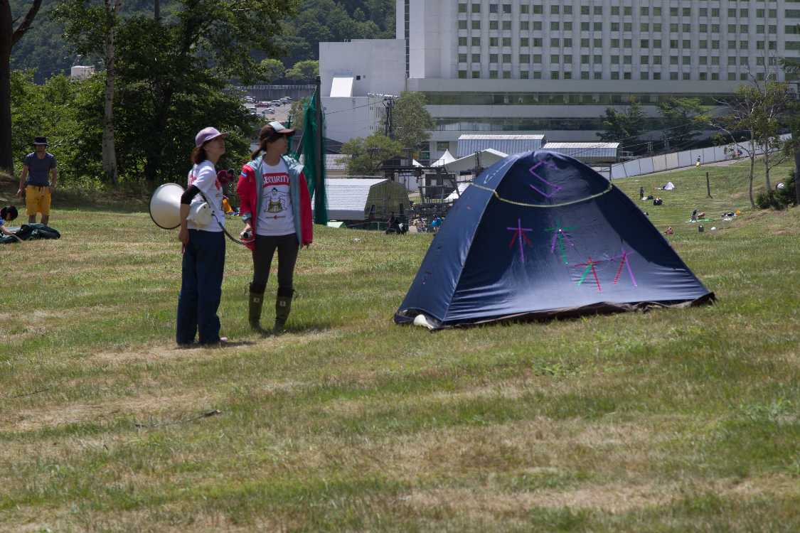 撤収を呼びかける女性2人。呼びかけ方がよかったのでいくつかのテントから歓声があった。