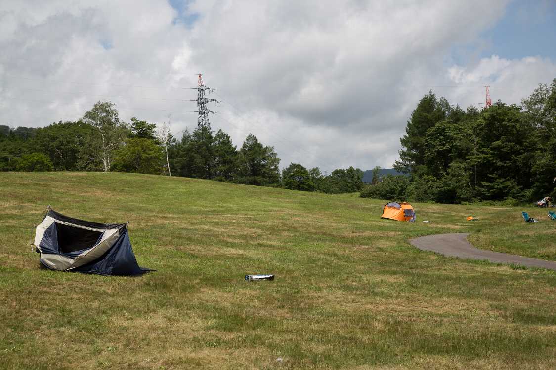 放置テント。放置されるテントの特徴は、コールマンやスノーピークのような大手メーカー製ではなく、1人か2人用で、フライシートのない簡易なテント。