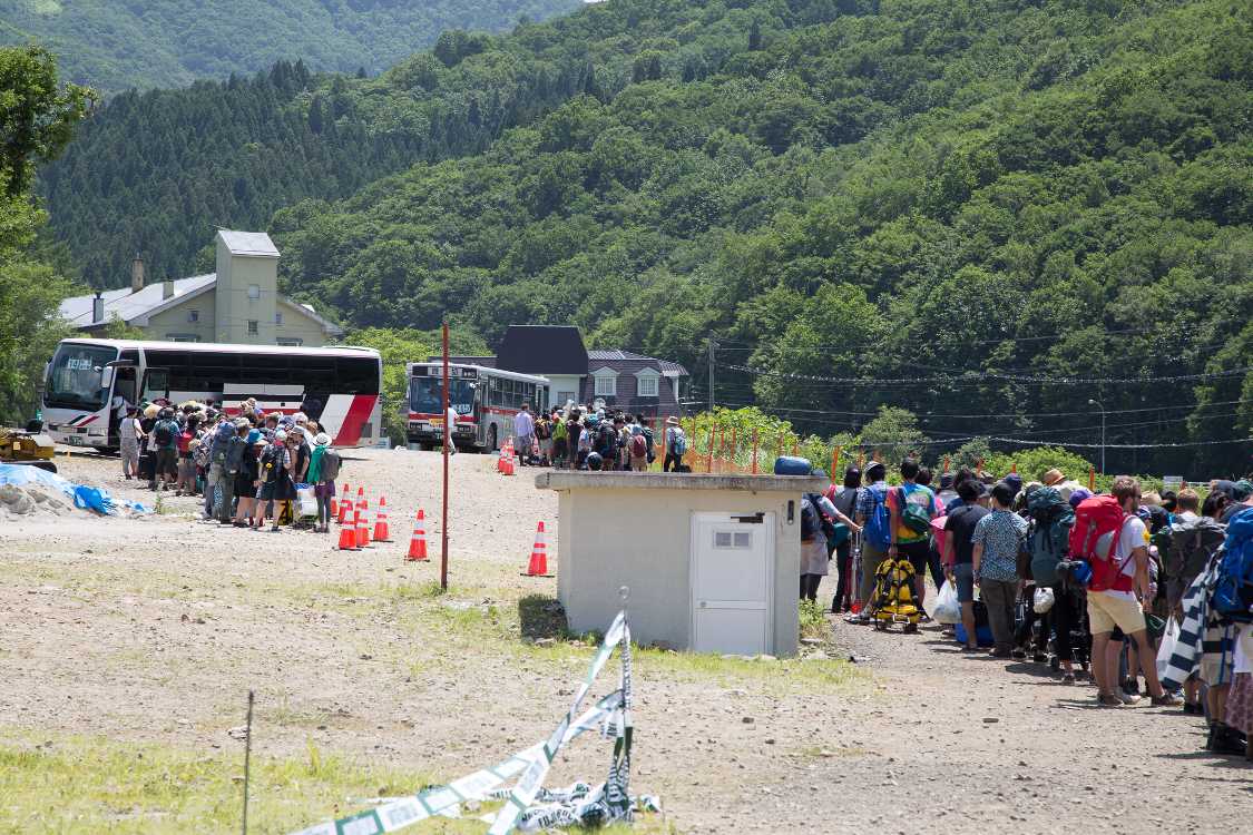 行列は途中で二手に分かれる。