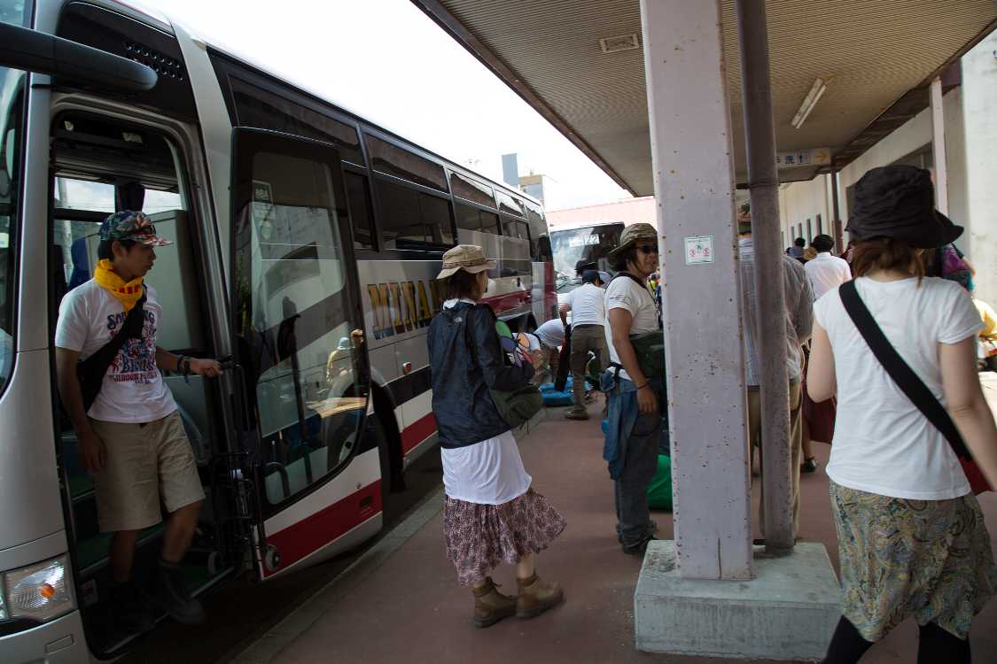 シャトルバスが越後湯沢駅に到着。