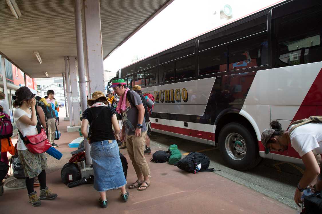 このバスの最後列は雑談からして頭がよさそうな人たちだった。