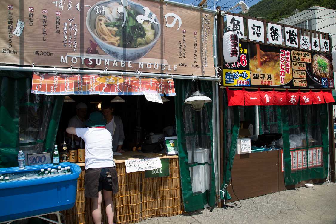 飲料のみ販売中の店が多い。