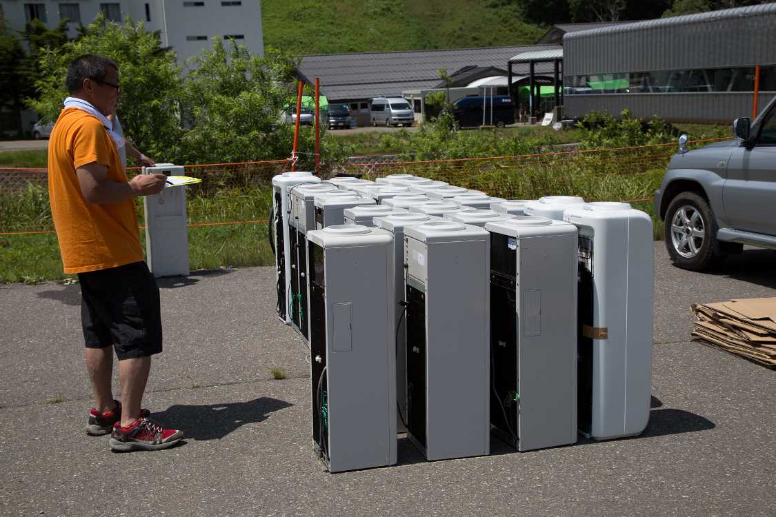 給水器を数える人。