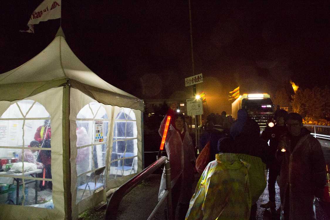 月曜の午前1時35分ごろ。リストバンドチェックは当然ある。