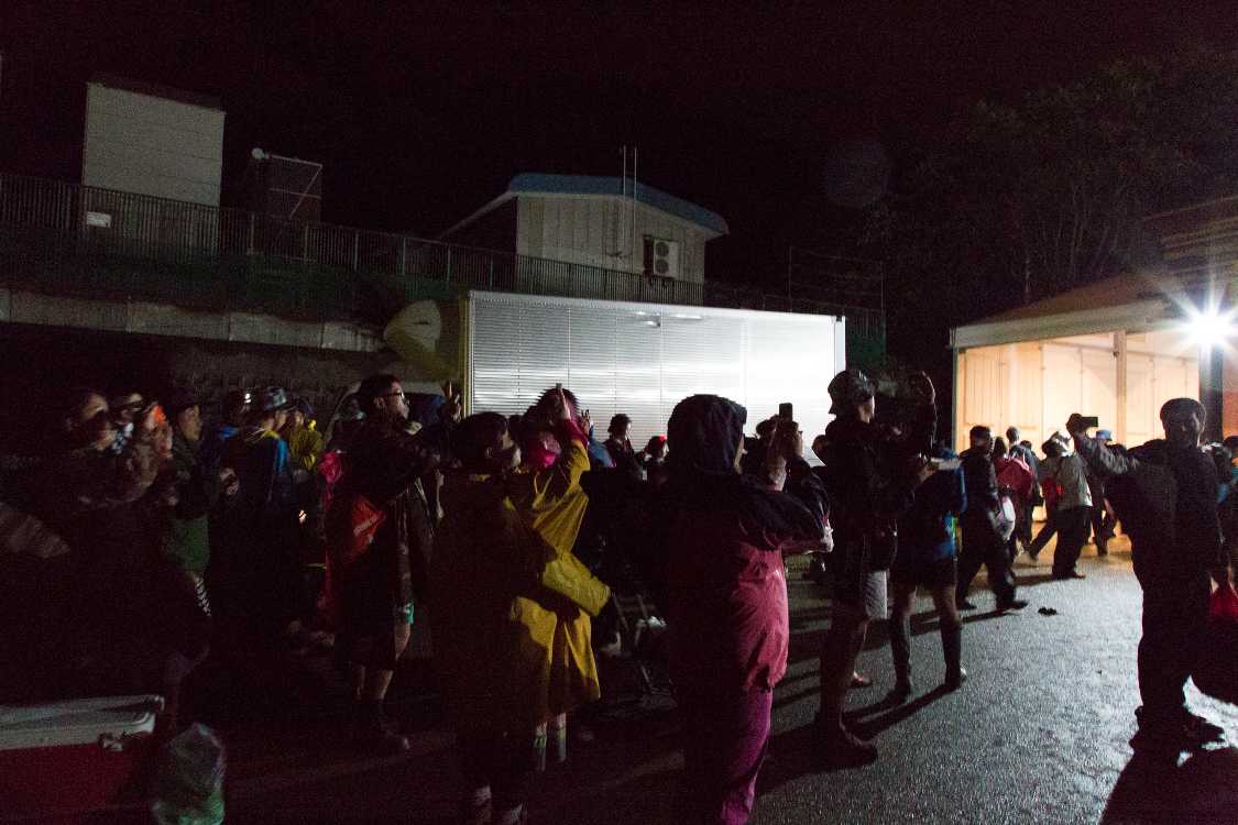 入場ゲートを撮る人。