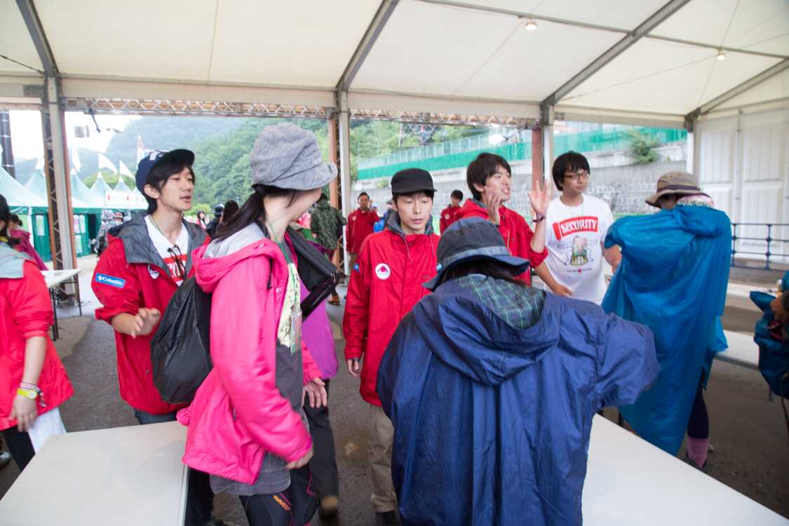 入場ゲート内の荷物チェック。