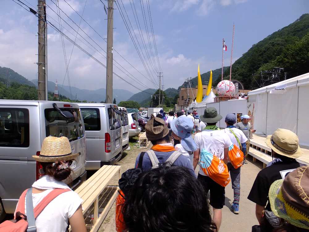 入場ゲート導線のパレスオブワンダー横。