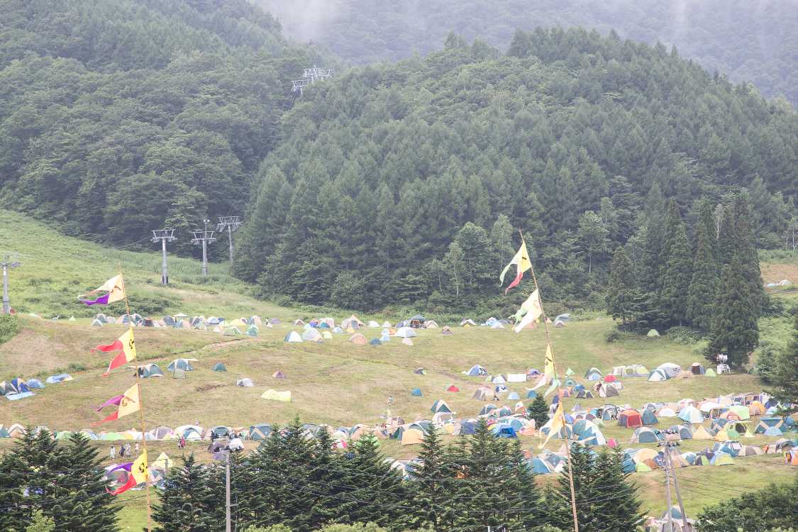 導線から見えるキャンプサイト。