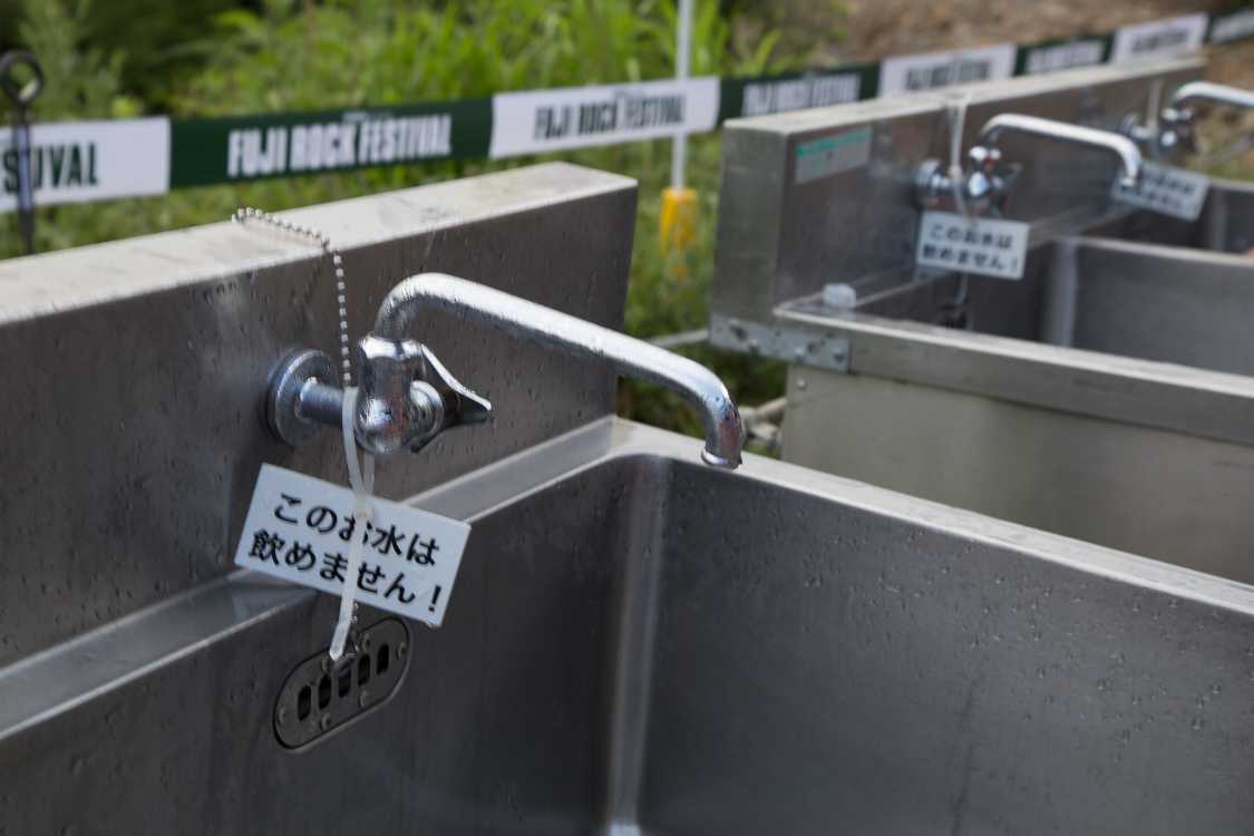 飲料用の処理がされていないのは水道の配管が臨時だからと推測。