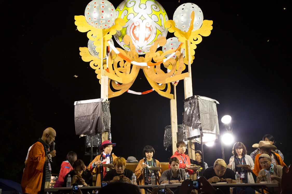 花火のあと午後8時30分ごろからある早食い競争。