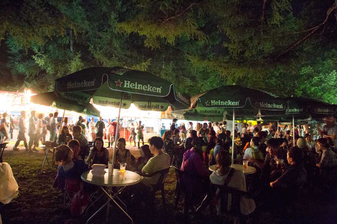 いずれも前夜祭の午後11時ごろ。