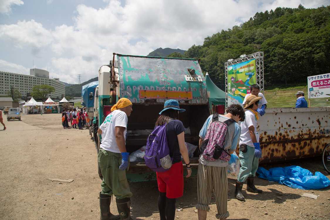 不燃物を回収するパッカー車。