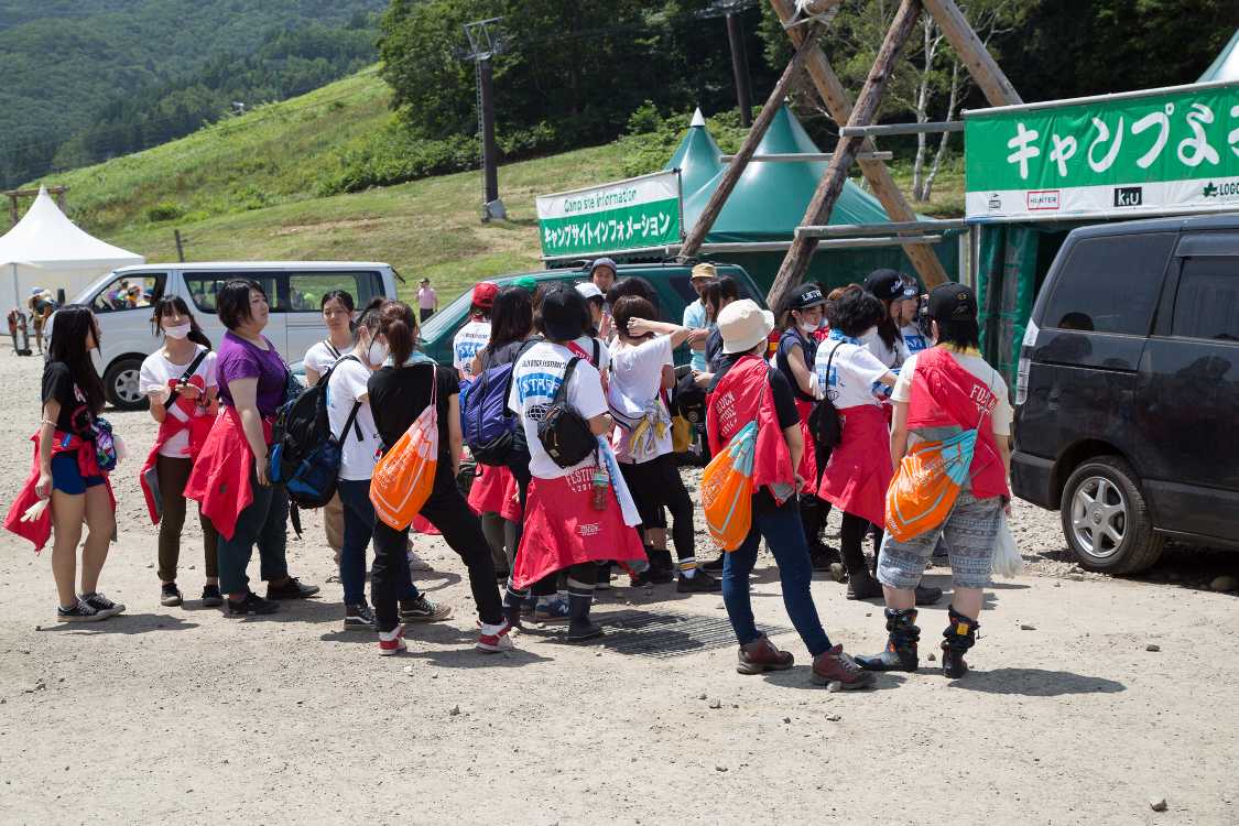 女性ばかりのスタッフが集まっていました。