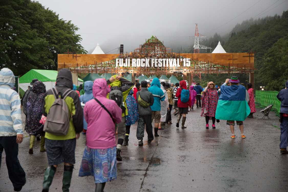 前夜祭は雨。午後6時35分ごろ。