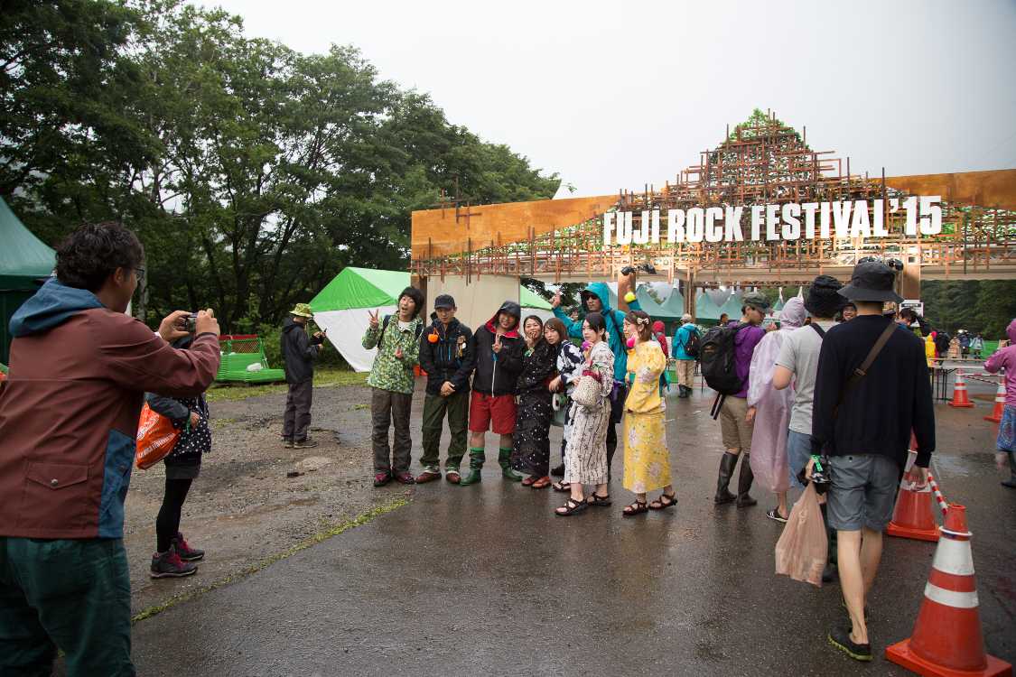 入場ゲート前の記念撮影。