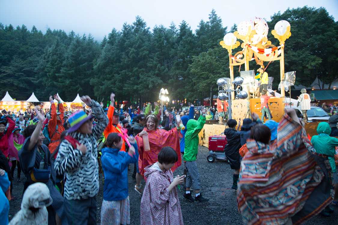 前夜祭の苗場音頭で踊る人。午後6時45分ごろ。